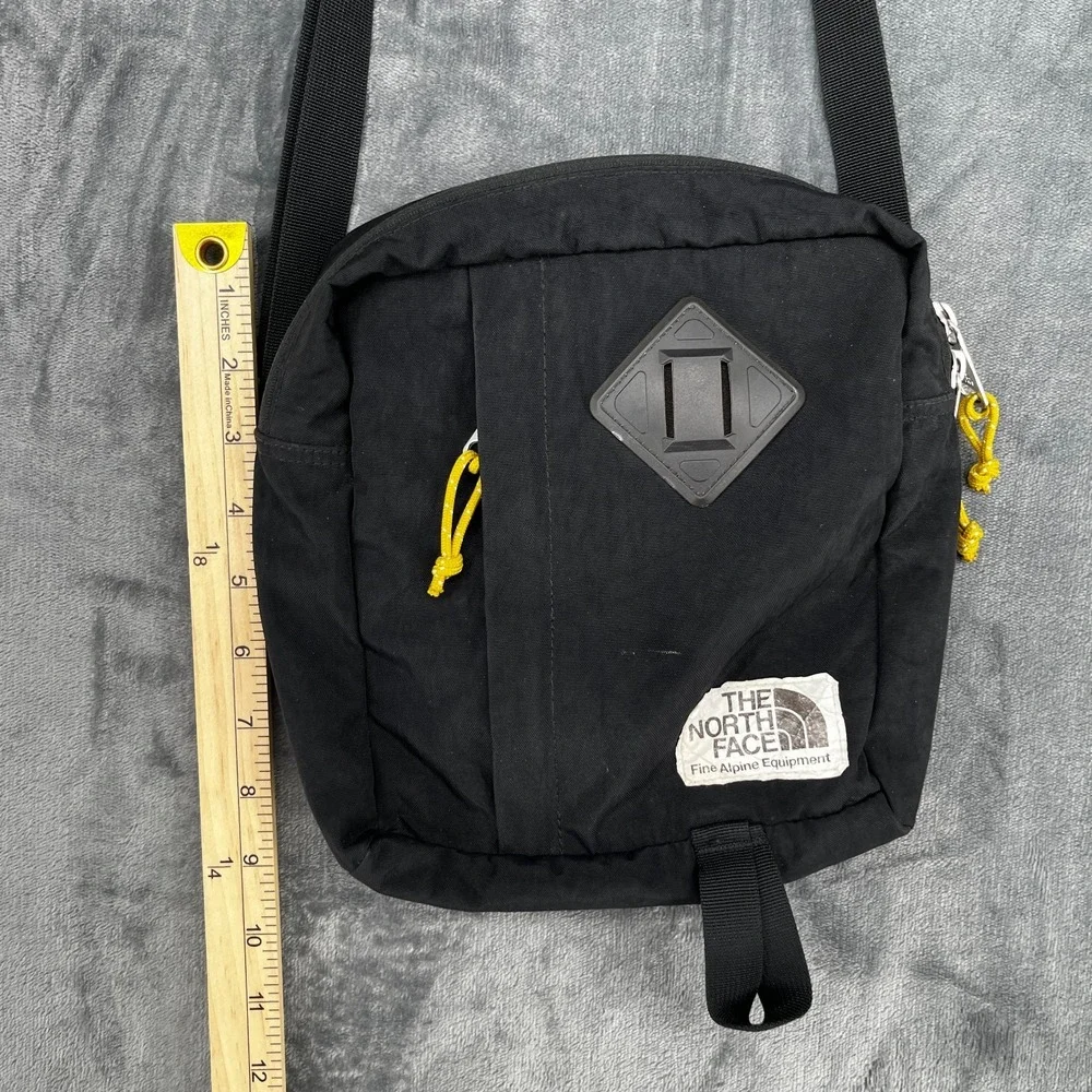 THE NORTH FACE Berkeley Field Shoulder Bag Sling Nylon Crossbody Zip Pouch